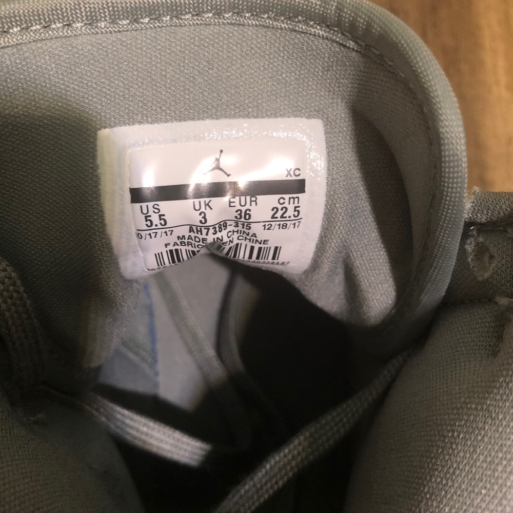 Nike Air Jordan 1 Retro High Sneaker, Womens 5.5 - Picture 3 of 7